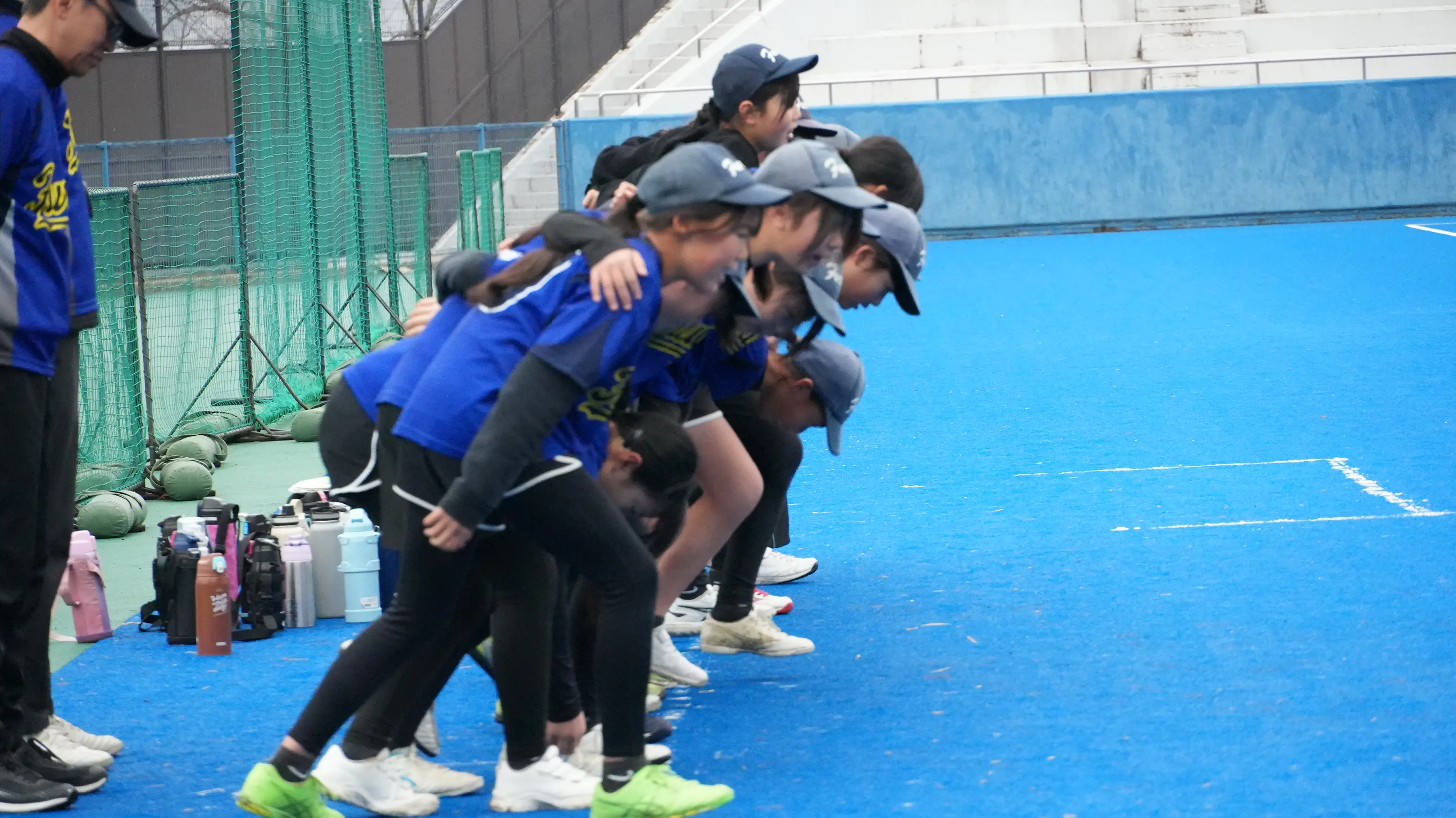 試合開始の合図で肩を組んだ選手たち