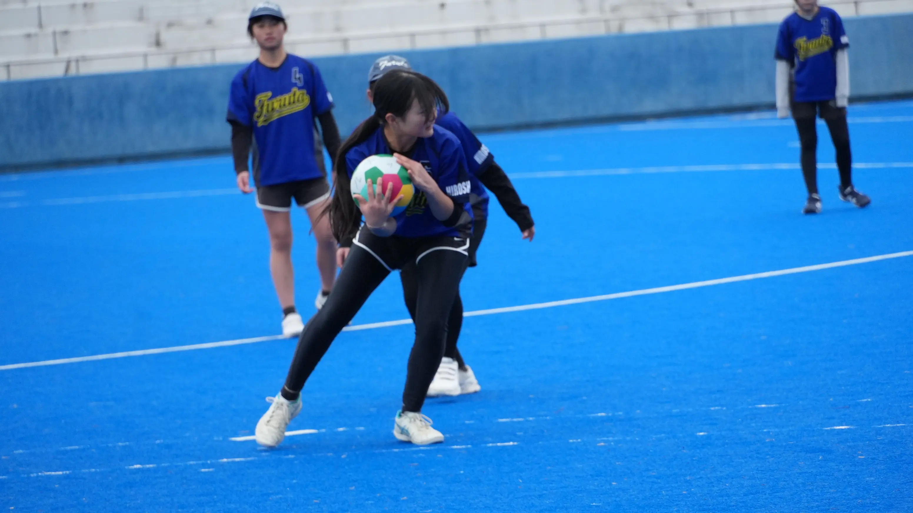 ボールを蹴る瞬間の躍動感ある写真