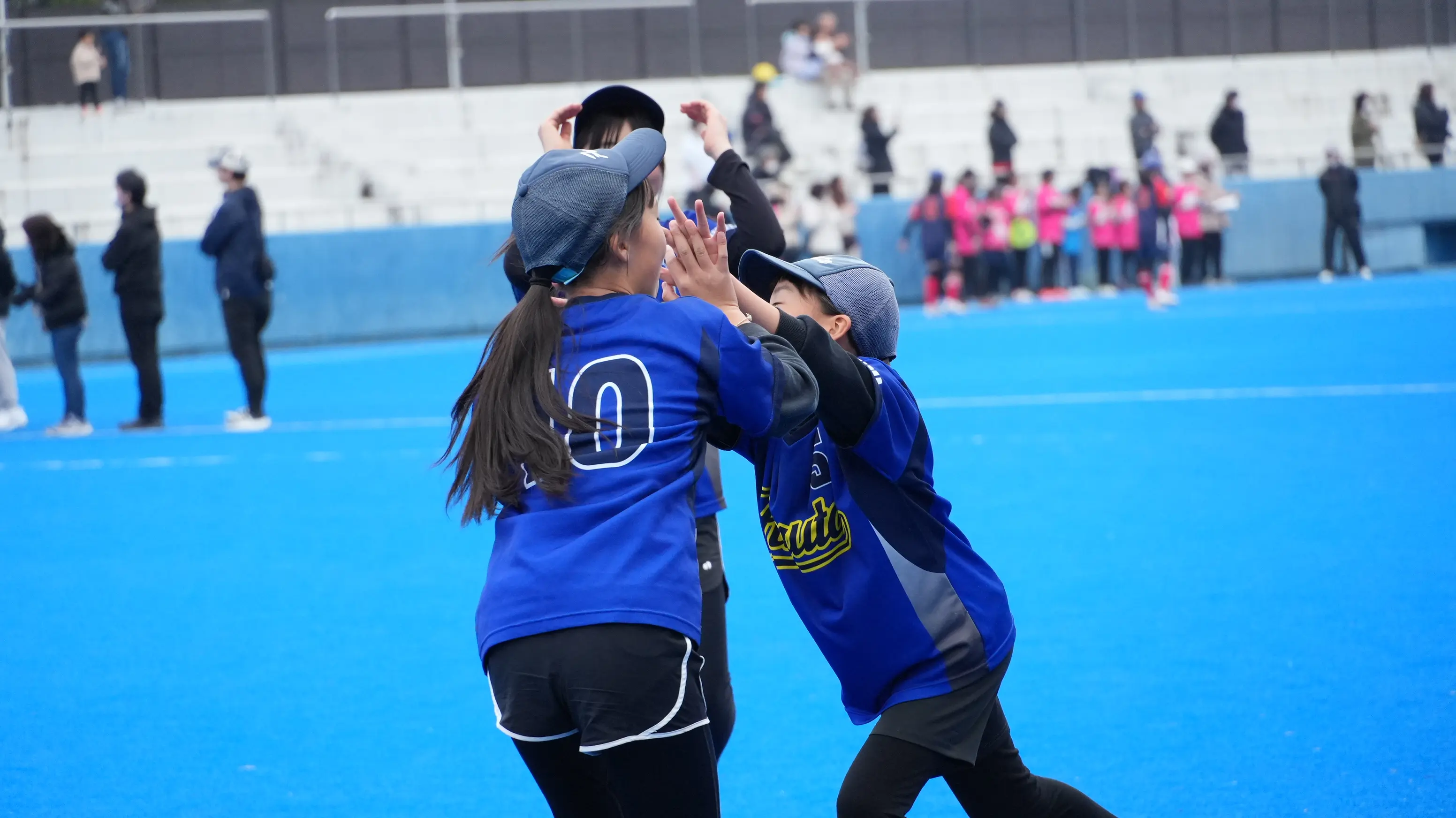 良いプレーにハイタッチ